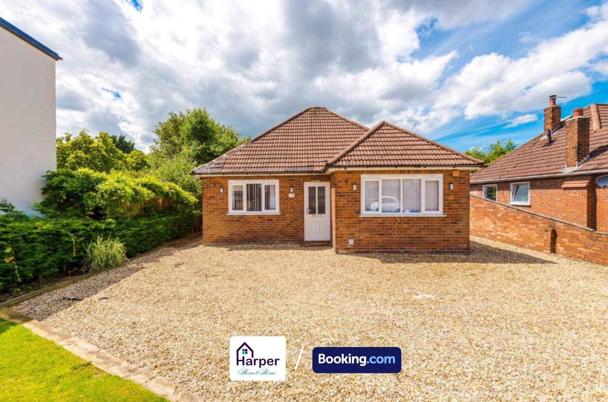 Spacious Detached Bungalow By Harperletting Short Lets & Serviced Accommodation Buckely With Pool Table & Driveway Buckley Exterior photo